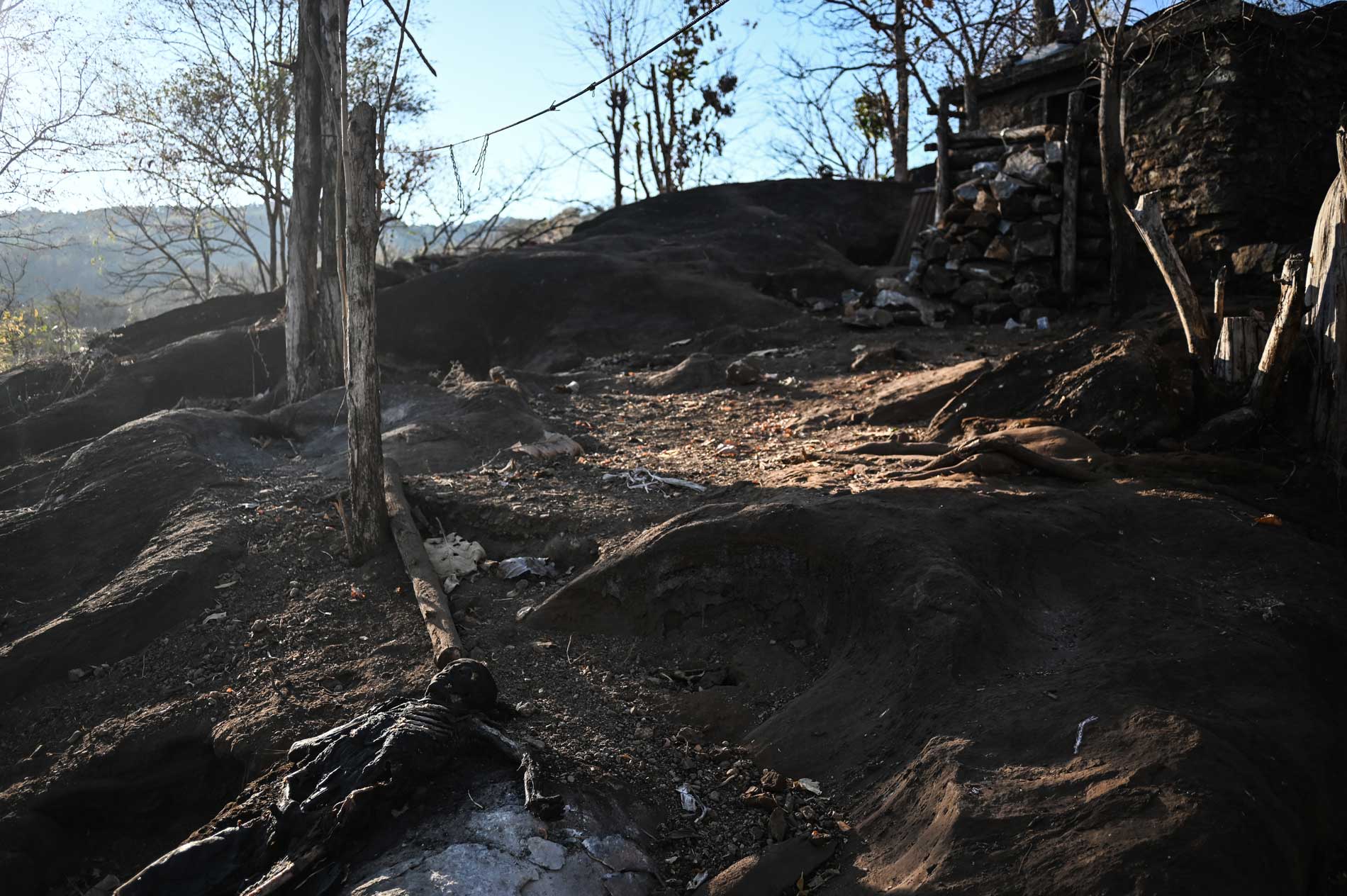 ဤဓာတ်ပုံတွင် ကြည်ရှုသူအား စိတ်မချမ်းမမြေ့ဖြစ်စေနိုင်သည့် မြင်ကွင်းများ ပါဝင်နေပါသည်။ ကြည့်ရှုလိုပါက ဤနေရာတွင် နှိပ်ပြီး ကြည့်ရှုနိုင်ပါသည်။