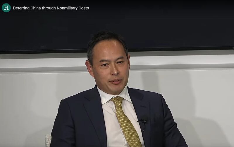 该报告作者之一、哈德逊研究所高级研究员李约翰(John Lee)在就这份报告举行的研讨会上警告说,针对中国对台湾的入侵意图,美国及盟国需要转变思维,接受威慑的成本和风险。(视频截图/哈德逊研究所官网)