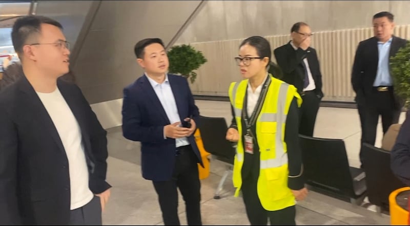 3月22日，法國巴黎戴高樂機場發生了一宗由中國駐法國大使館官員劉輝（中間穿藍色西裝者）帶領7、8名中國海外警察，企圖遣返一名中國異見者的事件。（事件當事人提供）