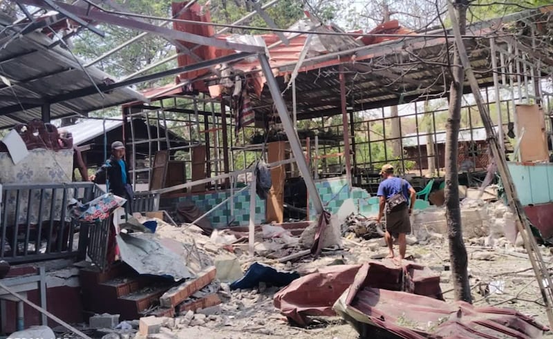 မတ္တရာမြို့နယ်က ငလျင်ဒဏ်သင့်ခဲ့သည့် အိုင့်ဒိုင်ရွာဘုန်းကြီးကျောင်းအား ဧပြီလ ၂၁ရက်တွင် ဗုံးကြဲခံရပြီးနောက် တွေ့ရစဉ်။ ( Citizen Photo )