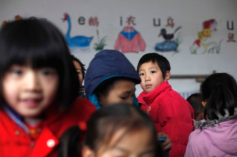 北京郊区一所为农民工子女所开办的学校中的儿童(美联社资料图)