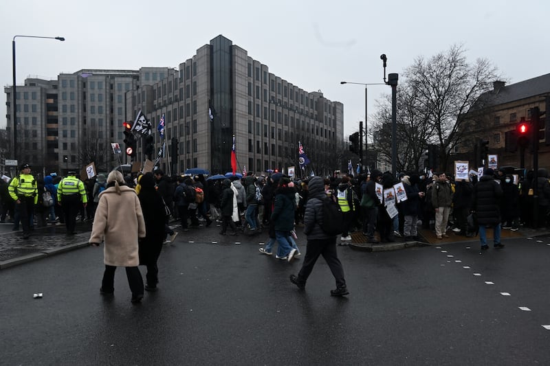 大批警方其後增援,將示威者分隔在十字路口四方的行人路上,但其後響應呼籲集體按交通燈號過馬路,警方未有制止。(梁銘康攝)