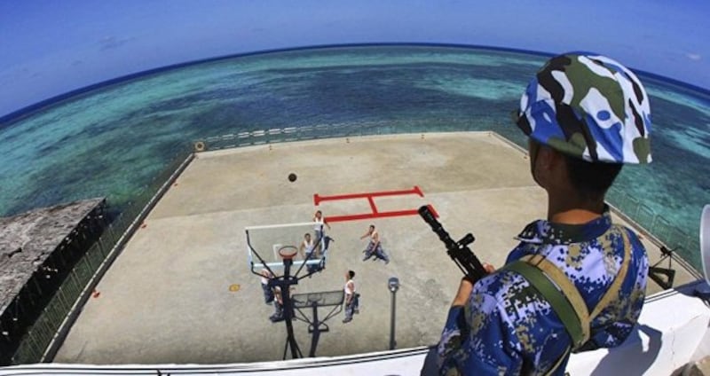 中国在南海海域的人工岛上建设民用和军事设施(美联社资料图)