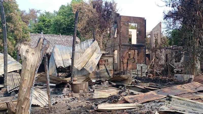 စစ်ကိုင်းတိုင်း၊ ဘုတလင်မြို့နယ် စီပါရွာကို စစ်ကောင်စီတပ်စစ်ကြောင်းမှ ဝင်ရောက်မီးရှို့ခဲ့သဖြင့် ပျက်စီးသွားသည့် အဆောက်အအုံအချို့အား ၂၀၂၄ ခုနှစ်၊ အောက်တိုဘာလ ၁၉ ရက်နေ့က တွေ့ရစဥ်။ (Citizen Photo)