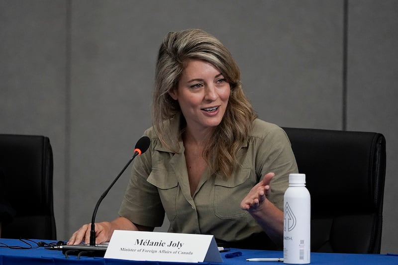 加拿大外长乔美兰(Melanie Joly)宣布将在卢旺达开设大使馆,任命一位大使,以抗衡俄罗斯和中国在非洲不断扩大的影响力。(美联社图片)