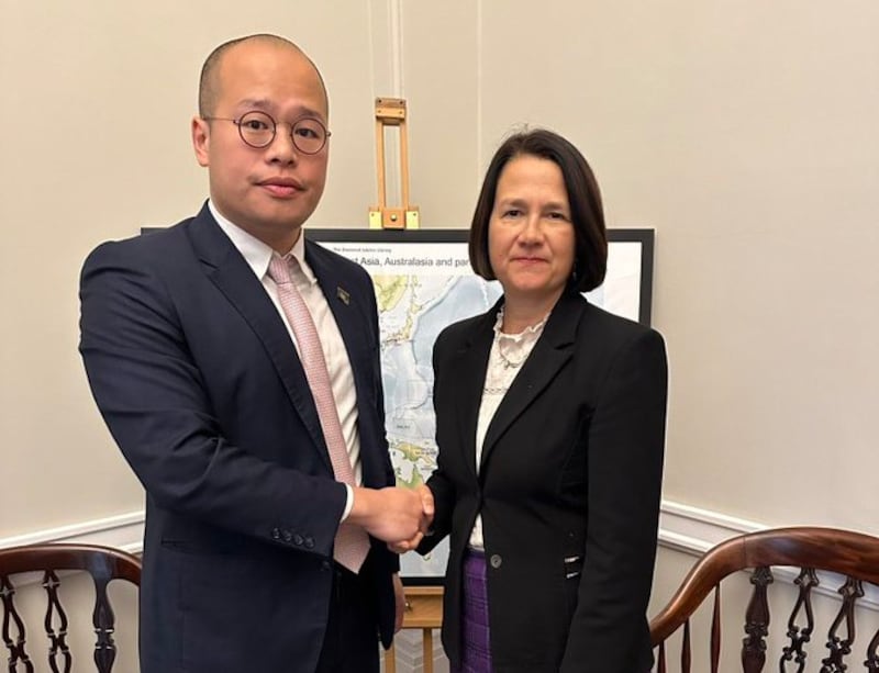 黎智英的儿子黎崇恩与主管印太事务的英国外交部政务次官韦斯特(Catherine West)会面(X截图/Support Jimmy Lai #FreeJimmyLai) )