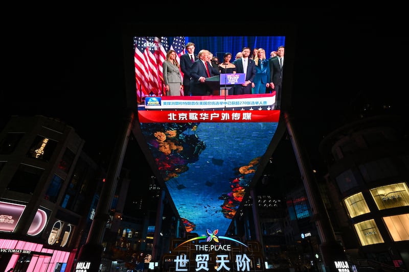 2024年11月6日，北京某商场外，屏幕上播放着美国大选结果的画面。