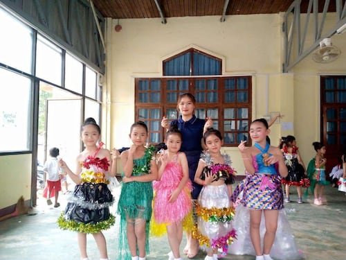 ສາວຄູ ຄຳນ້ອຍ ສອນເລກ ຄະນິດຕິດດາວ ແລະ ພານັກຮຽນ ມ່ວນຊື່ນ ໄປກັບການຮຽນ