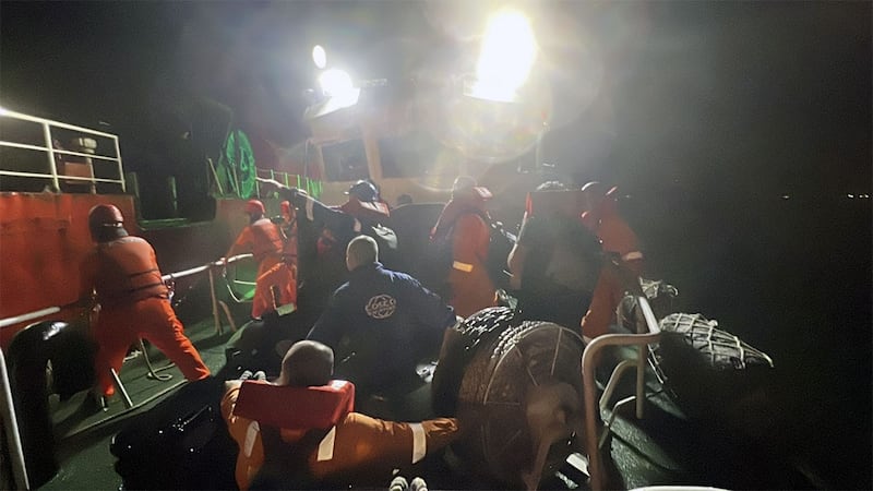 强烈台风康妮逼近台湾,一艘中国籍货轮在台湾北部外海弃船,船上17名船员全数由台湾的海巡署救起。(台湾的海巡署)