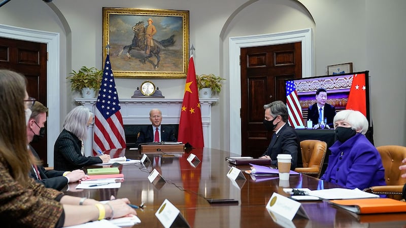 2021 年 11 月 15 日,美国总统拜登和中国国家主席习近平举行视频峰会。(美联社)