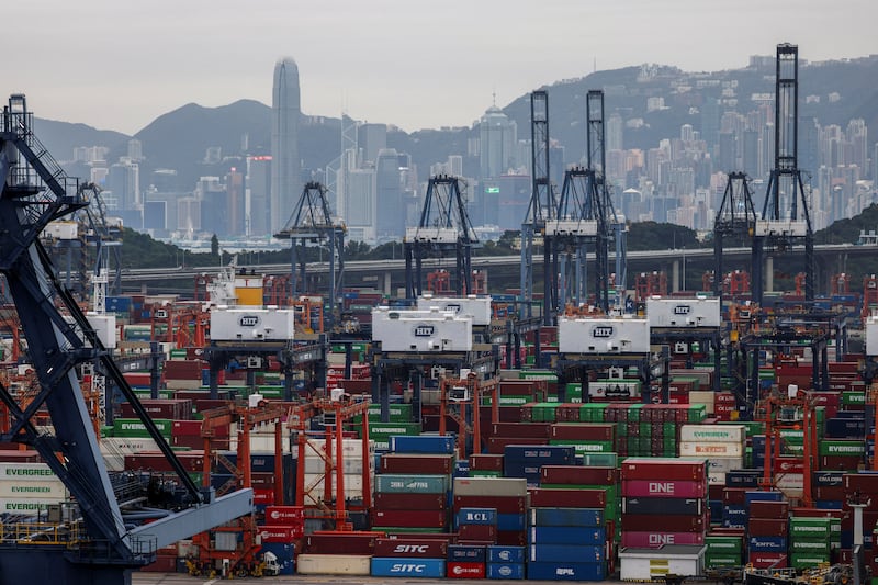 2025年3月6日，香港葵湧貨櫃碼頭全景，背景為香港中環金融區。