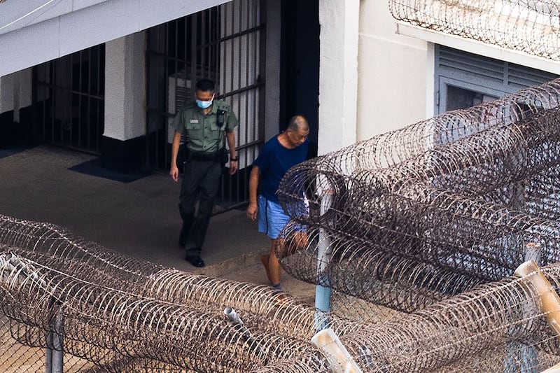 2023年7月28日,黎智英从他所在的香港监狱出门健身。(美联社资料图片)