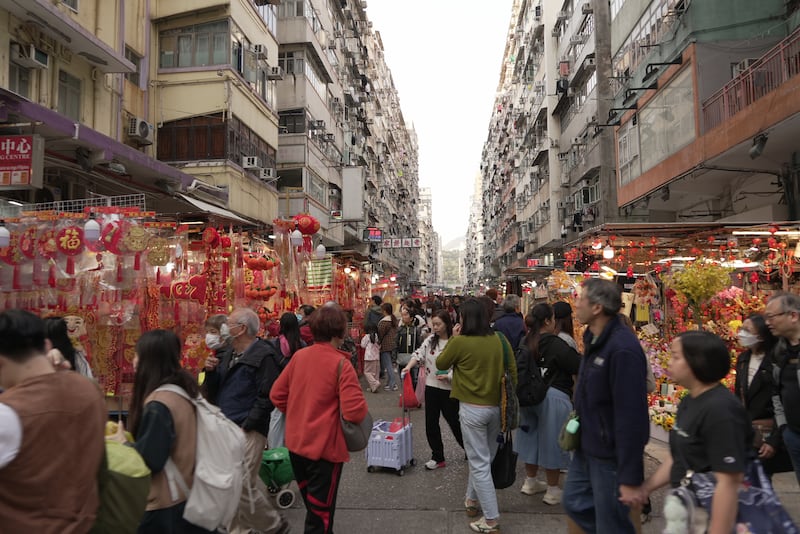 有市民表示雖然辦年貨預算不變，但經濟不景氣就都會「就住使」。（衛斯攝）