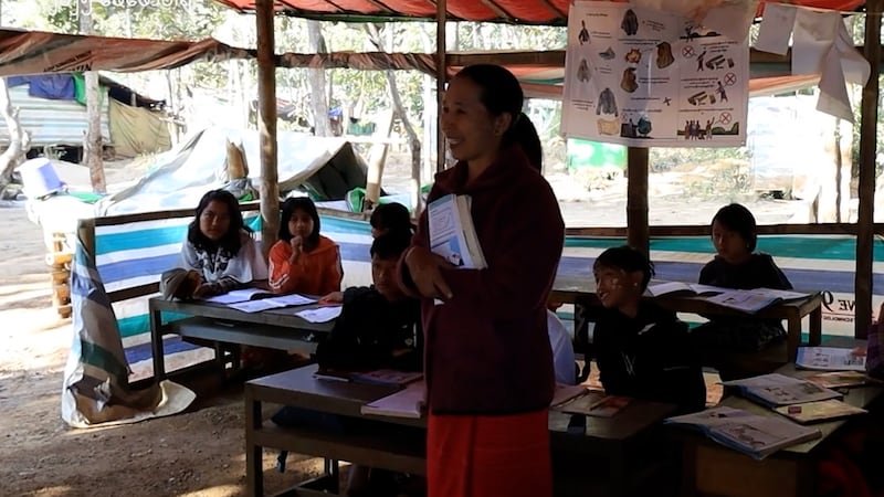 စစ်ဘေးဒေုက္ခသည်ကလေးတွေကို စာသင်ပေးနေသည့် အကြမ်းမဖက်အာဏာဖီဆန်ရေး လှုပ်ရှားမှု (CDM) ဆရာမ ဒေါ်ကွာရက်စ်မာ။ (Photo : RFA)