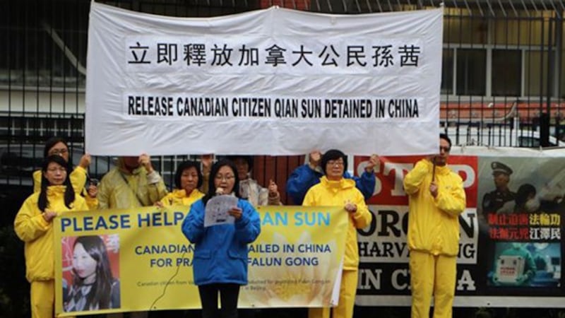 资料图片:法轮功学员呼吁中国释放加拿大商人孙茜(阿波罗网)