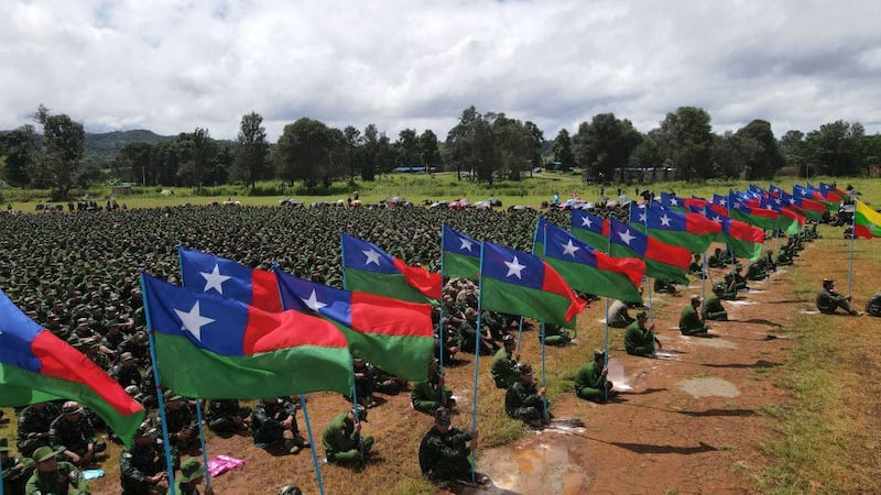 ပအိုဝ်းကိုယ်ပိုင်အုပ်ချုပ်ခွင့်ရ၊ ရှမ်းပြည်နယ်တောင်ပိုင်း အထူးဒေသ (၆) ကျောက်တလုံးကြီးမြို့နယ်တွင် ၂ဝ၂၄ ခုနှစ် အောက်တိုဘာလ ၃ ရက်နေ့က ကျင်းပသည့် စစ်သင်တန်းဆင်းပွဲ မြင်ကွင်းတစ်ခု။ (Photo: PNO/PNA သတင်းနှင့် ပြန်ကြားရေး)