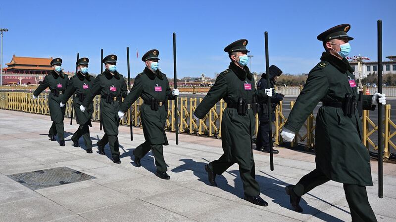 တရုတ်ပြည်သူ့လွတ်မြောက်ရေးတပ် (PLA) တပ်ဖွဲ့ဝင်အချို့အား တရုတ်နိုင်ငံ၊ ဘေဂျင်းမြို့တွင် ၂၀၂၄ ခုနှစ်၊ မတ်လ ၆ ရက်နေ့က တွေ့ရစဉ်။ (Photo: JADE GAO / AFP)