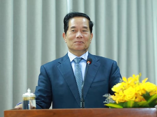 លោក ឃួង ស្រេង ពីមន្ត្រីខណ្ឌតូចតាចទៅជាអភិបាលក្រុងភ្នំពេញដោយសារស្នាដៃបម្រើគ្រួសារត្រកូលហ៊ុន