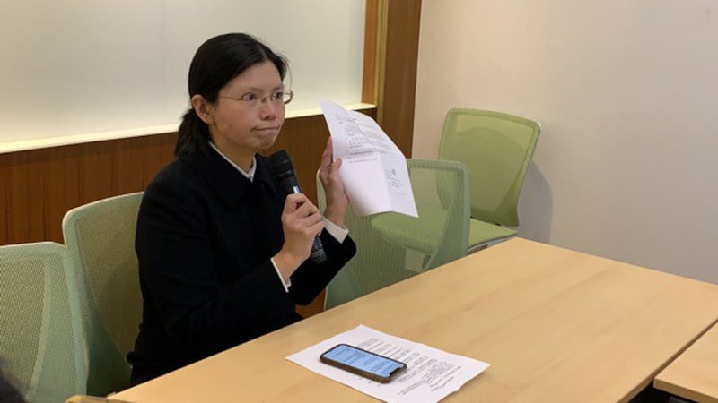 李净瑜出示她透过陆委会向陆方转达希望和李明哲通上一个亲情电话,这只是其他中国受刑人应有待遇,不是特权,但李明哲被关3年却从未获准。(记者夏小华摄)