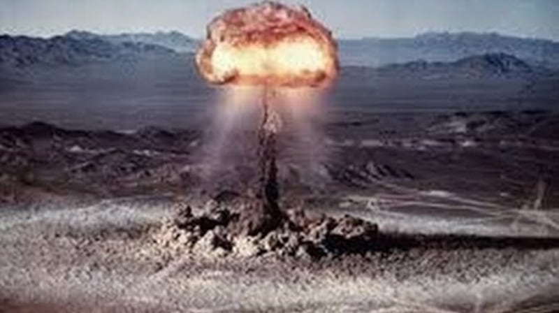 中国被质疑2019年在新疆罗布泊核武试验场进行低当量核试爆。图为1995年8月中国进行第43次核试爆。（视频截图）