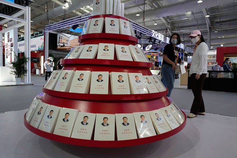 2022年8月31日北京举办的2022年服贸会上展出的中国领导人习近平的书籍(美联社)