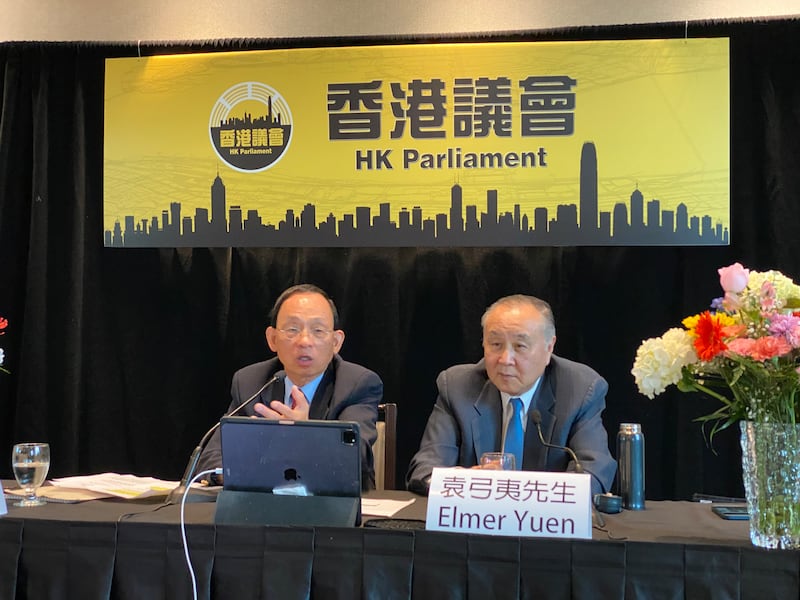 前《星島日報》加拿大卑詩版總編輯何良懋(圖左)表示,近20年來,在加拿大的中文媒體批評中國的聲音幾近絕跡。(胡彗藍 攝)