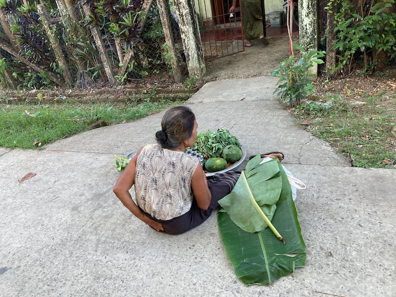ဘူးသီးတောင်မြို့နယ် ကျွဲဂြိုမော်ကျေးရွာမှ ဒေသခံအချို့ကို တွေ့ရစဉ်။ (RFA Photo)