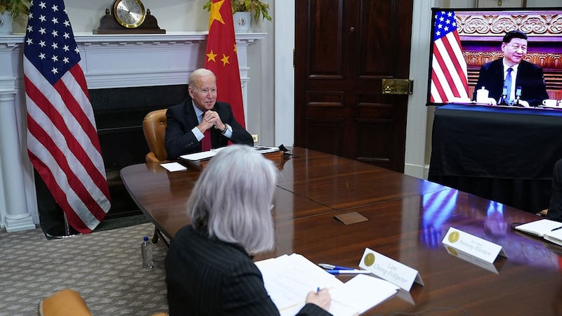 2021 年 11 月 15 日,美国总统拜登和中国国家主席习近平举行视频峰会。(美联社)